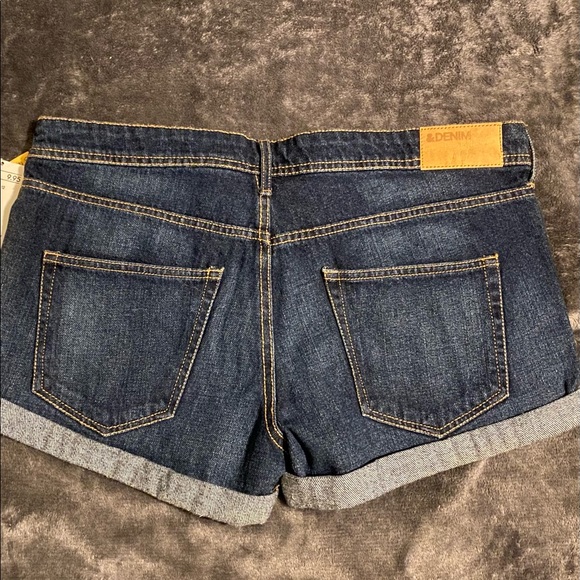 🔥New size 10 skinny low waisted jean shorts by H&M - Picture 2 of 8